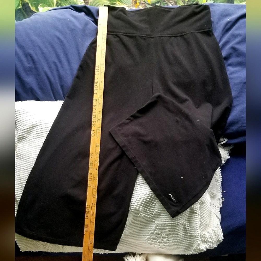 Athleta loose/flowy Capri, Black